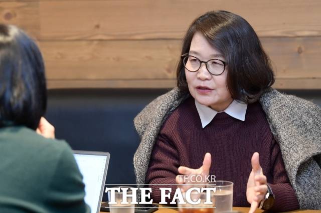 설송아 작가는 3일 <더팩트>와 인터뷰에서 "한국에서 기자, 작가, 교수가 되고 싶은 꿈을 다 이뤘다"며"혹자는 '넌 능력 있으니까 성공했겠지' 하는데 저도 식당 설거지 일부터 시작해 차근차근 올라왔다"고 전했다. / 서예원 기자