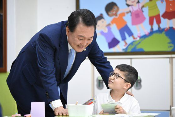 윤석열 대통령이 방과후 돌봄·교육 프로그램인 '늘봄학교' 참관을 위해 지난 7월3일 경기도 수원초등학교를 방문, 이주배경 학생들의 한국어 수업을 참관하고 있다. [사진 = 연합뉴스]