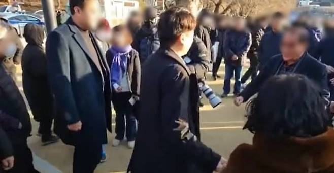 이준석 전 국민의힘 대표가 "보수끼리 뭉쳐달라"며 부탁한 시민을 등지고 가고 있다./온라인커뮤니티