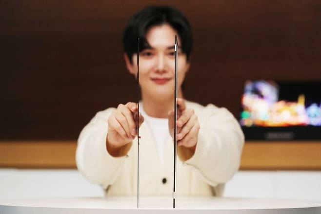 삼성디스플레이는 'CES 2024'에서 초박형(Ultra Thin, UT) 패널 신제품을 선보인다. 기존 LCD 패널과 비교해 눈에 띄게 얇은 것을 확인할 수 있다.ⓒ삼성디스플레이