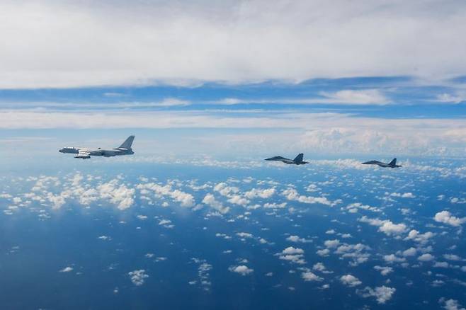 중국인민해방군(PLA) 동부전구 소속 항공기들이 대만 해협 일대에서 합동 전투 훈련을 하고 있다.ⓒAP/뉴시스