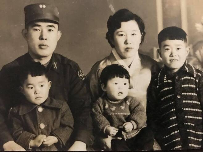 부모님과의 가족사진. 아버지는 역사의 수레바퀴 속에서 처음엔 교사였다가 한국전쟁 때 군인이 됐고 1960년대에는 공직자가 됐다. 맨 오른쪽이 장남인 이 씨. 이승룡 씨 제공
