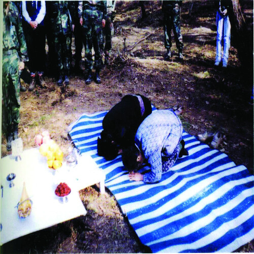 승갑의 부인과 딸이 유해 앞에서 절을 하고 있다. 국방부 유해발굴감식단 제공