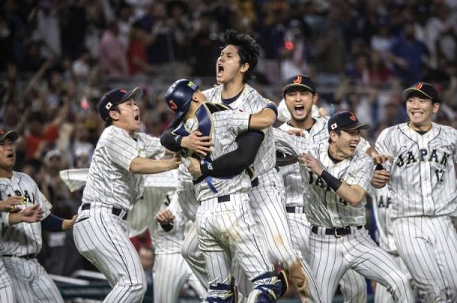 오타니가 WBC 우승 후 동료들과 기뻐하고 있다. EPA=연합뉴스