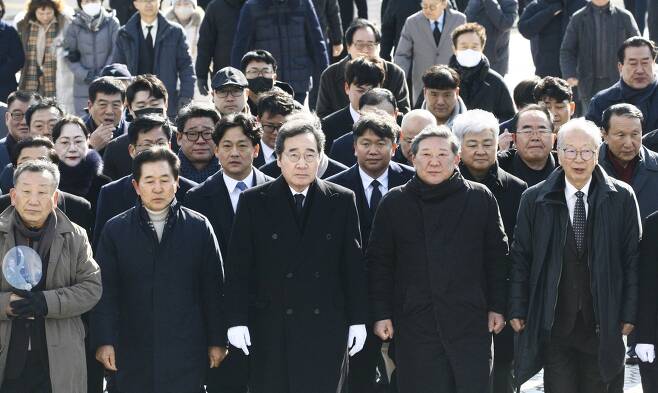 이낙연 전 더불어민주당 대표가 7일 광주 북구 국립5·18민주묘지참배를 위해 지지자들과 걸어오고 있다. 뉴스1
