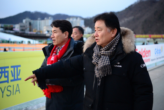 ▲ 6일 김진태 강원특별자치도지사가 최문순 화천군수와 함께 산천어축제장을 둘러보고 있다.