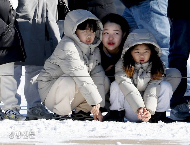 추워도 호기심은 ‘활활’ 기온이 큰 폭으로 떨어진 7일 몸을 움츠린 관람객들이 서울 경복궁에서 열린 수문장 교대식을 보고 있다. 기상청은 8일 중부지방을 중심으로 아침 기온이 영하 10도 이하로 내려간다고 예보했다. 문재원 기자 mjw@kyunghyang.com