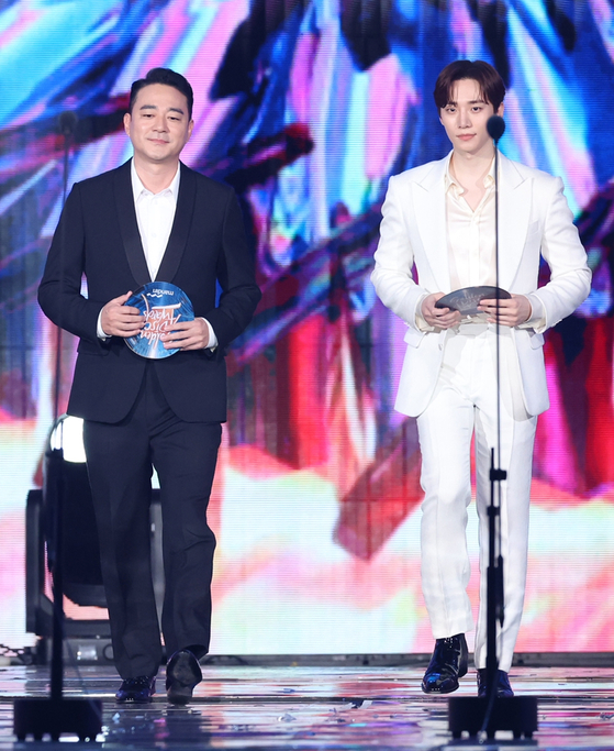 Hong Jeong-do, vice chairman of the JoongAng Group at left, and singer and actor Lee Jun-ho present awards at the 38th Golden Disc Awards on Saturday at the Jakarta International Stadium (JIS) in Indonesia. [GOLDEN DISC AWARDS ORGANIZING COMMITTEE]