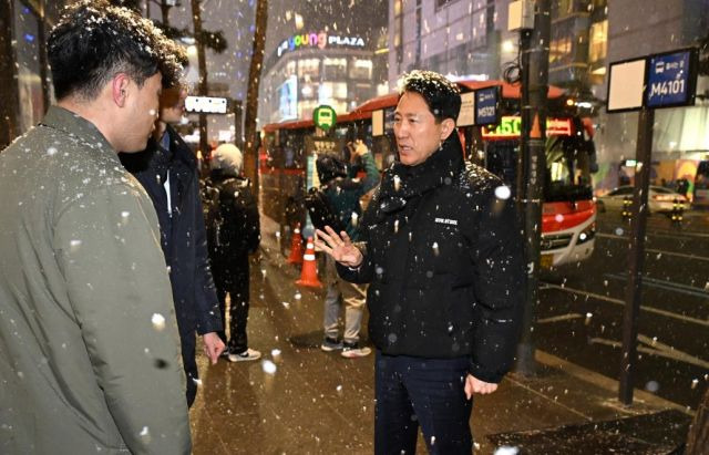 오세훈 서울시장이 6일 명동입구 광역버스 정류소를 찾아 현장을 점검하고 있다. 서울시 제공