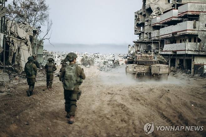 가자지구서 작전중인 이스라엘군 [사진출처 = 연합뉴스]