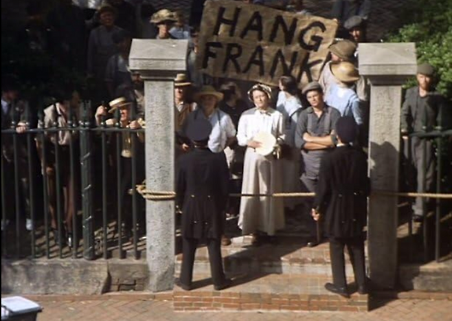 리오 프랭크의 교수형을 요구하는 시민들. 영화 ‘메리 페건 살인사건’의 한 장면. [사진 출처=IMDB]