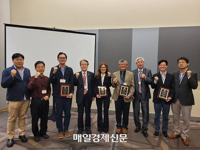 6일(현지시간) 미국 샌안토니오에서 열린 전미경제학회 기간에 개최된 매경 이코노미스트상 시상식에서 수상자들이 한미경제학회 집행부와 기념사진을 찍고 있다. 왼쪽부터 김경민 에모리대 교수, 이석배 컬럼비아대 교수, 이문섭 UCSD 교수, 유장희 매일경제 고문, 장유순 KAEA회장, 이준수 앨라배마대 교수, 정광수 차기 KAEA회장, 이윤석 시라큐스대 교수, 김규일 미시간주립대 교수. <사진=샌안토니오 강계만 특파원>