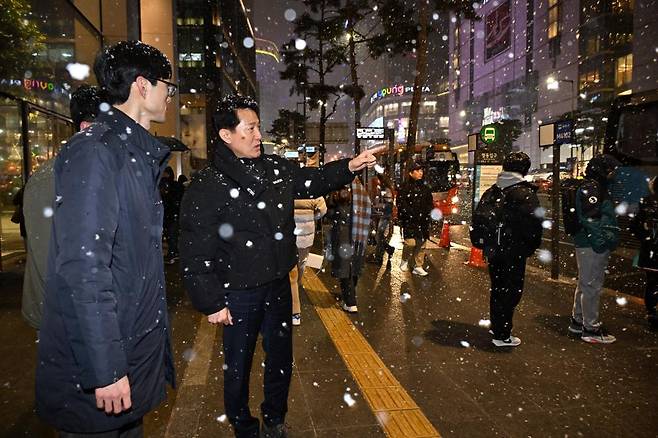 6일 오후 오세훈 서울시장이 퇴근길 혼잡으로 시가 긴급 대책을 마련해 운영 중인 '명동입구 광역버스 정류소'를 찾아 현장을 점검하고 있다. [연합]