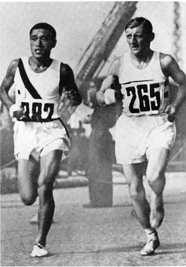 손기정 선수(왼쪽)가 1936년 베를린올림픽 마라톤에서 영국의 하퍼와 나란히 달리고 있다. ⓒThe Olympic Marathon