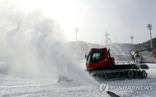 크로스컨트리 경기장 제설작업. [연합뉴스 자료 사진]