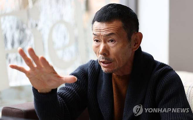 연합뉴스와 인터뷰하는 손웅정 감독 (서울=연합뉴스) 김인철 기자 = 축구국가대표 손흥민의 아버지인 손웅정 감독이 서울 강서구의 한 호텔에서 연합뉴스와 인터뷰를 하고 있다. 2024.1.7 yatoya@yna.co.kr