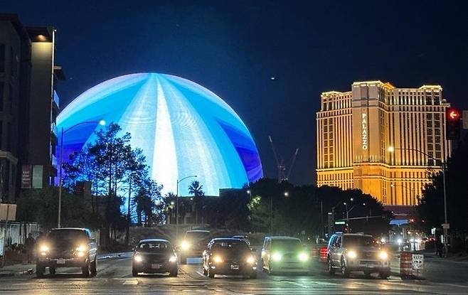 멀리서 바라본 라스베이거스 공연장 스피어(Sphere) (라스베이거스=연합뉴스) 김태종 특파원 = 지난해 9월 개장한 미국 네바다주 라스베이거스에 있는 대형 구형 공연장 스피어. 사진은 1.5㎞ 떨어진 곳에서 찍은 모습으로 옆 유명 호텔 팔라조와 비교된다. 2023. 1. 7. taejong75@yna.co.kr