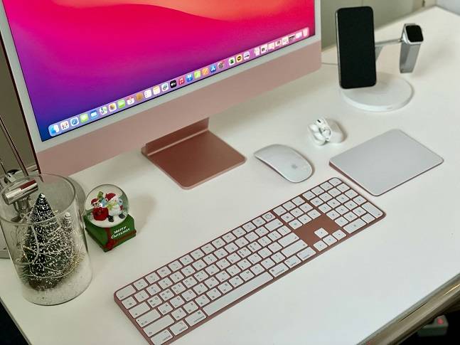 애플 아이맥을 구매하면 기본 구성으로 색상을 맞춘 키보드와 마우스, 트랙패드가 포함돼 있다./사진=백유진 기자 byj@