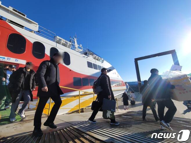 8일 오전 8시 대연평도로 향하는 코리아프린세스호에 탑승한 승객들이 배에서 내려 연평도로 입도하고 있다. ⓒ News1 이시명 기자