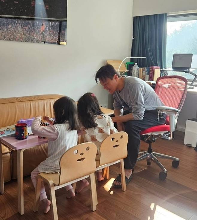 가수 박진영과 두딸. 사진 | 박진영 채널