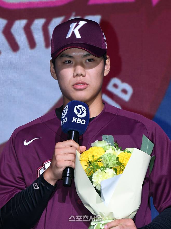 장충고 김윤하가 14일 서울 중구 웨스틴조선호텔 그랜드볼룸에서 진행된 2024 KBO 신인 드래프트에서 전체 1라운드 9순위로 키움 히어로즈에 지명된 뒤 소감을 밝히고 있다. 2023. 9. 14.  박진업기자 upandup@sportsseoul.com