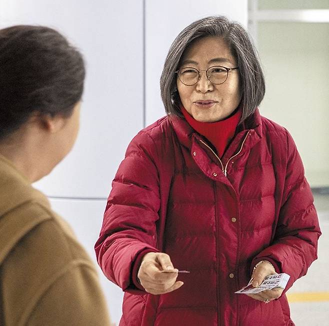 경기 수원정 출마를 선언한 이수정 경기대 교수가 지난 2일 수원 영통구 청명역에서 시민에게 출근길 인사를 하며 명함을 건네고 있다. /김지호 기자