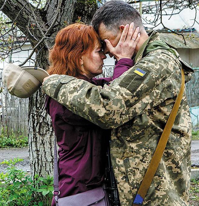 지난 4월 말 한 우크라이나 군인이 최전선으로 떠나기 직전 아내와 작별 인사를 하고 있다. /로이터