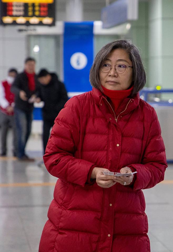 경기 수원정 출마를 선언한 이수정 경기대 교수가 지난 2일 수원 영통구 청명역에서 시민에게 출근길 인사를 하고 있다. /김지호 기자