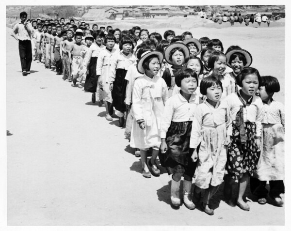 한국전쟁기 임시 수도 부산에 마련된 피란학교 [사진=대한민국역사박물관 제공]