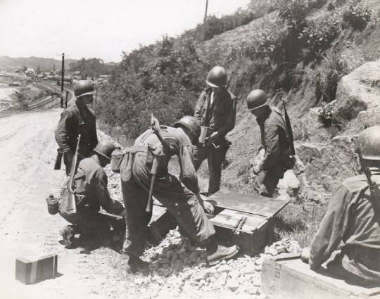 미 제24사단 21연대 1대대 장병들이 전의 인근에서 전투준비를 하고 있다. 1950년 7월 8일 미군이 촬영.