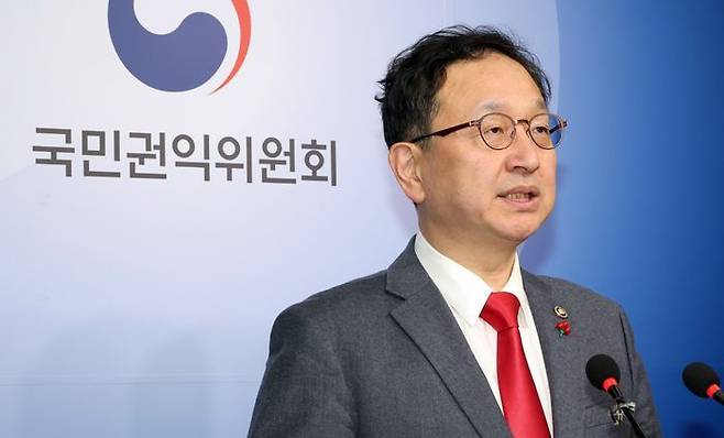 정승윤 국민권익위원회 위원장 직무대리가 8일 세종시 정부세종청사에서 김진욱 공수처장과 여운국 차장이 지난해 11월 주고받은 문자메시지와 관련해 국민권익위에 접수된 신고 사건의 경과를 발표하고 있다. ⓒ뉴시스