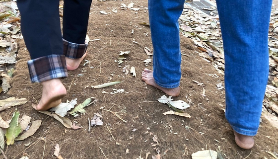Two men walk barefoot on Daemo mountain on Dec. 9. [KIM JU-YEON]