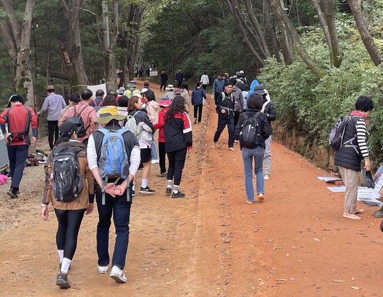 People with shoes and barefoot people alike walk on the regular trail and Gyejoksan Red Clay Trail at Gyejoksan Mountain, Daejeon. Picture taken on Oct. 8, 2023 [YONHAP]