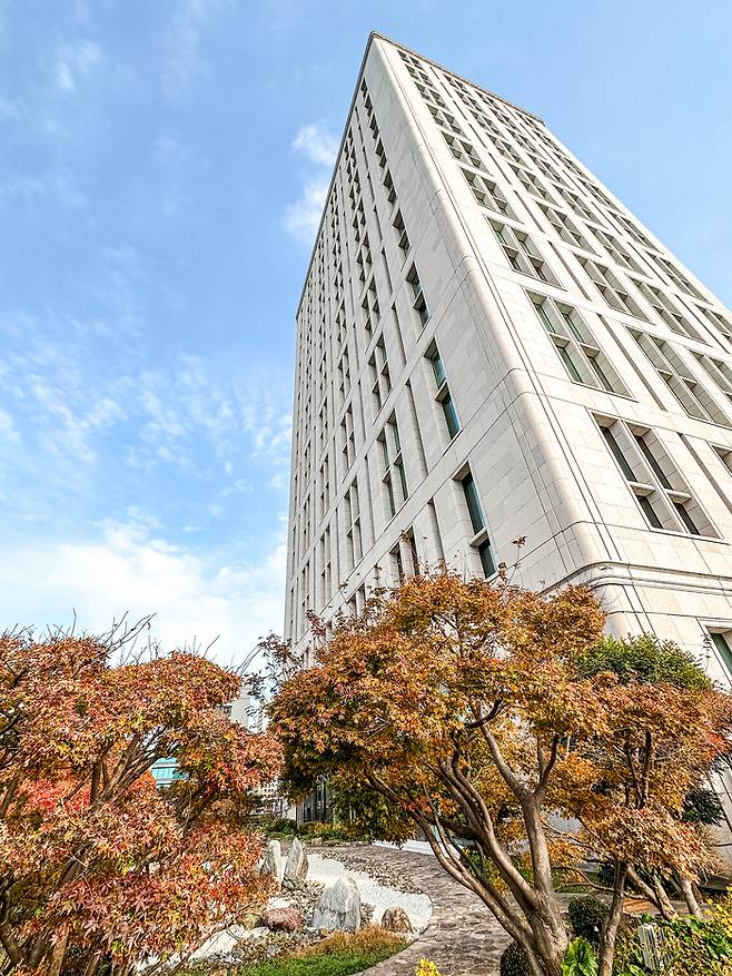 야외정원에서 바라본 호텔 외관 / 사진=권효정 기자