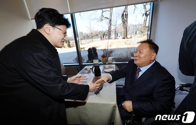 한동훈 국민의힘 비상대책위원장(왼쪽)이 6일 오전 서울 종로구의 한식당에서 이상민 무소속 의원과 회동하고 있다. (공동취재) 2024.1.6/뉴스1