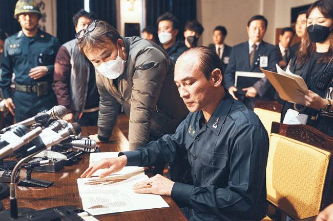 영화 ‘서울의 봄’의 주역 김성수 감독과 전두광 역을 맡은 배우 황정민. 플러스엠 엔터테인먼트 제공