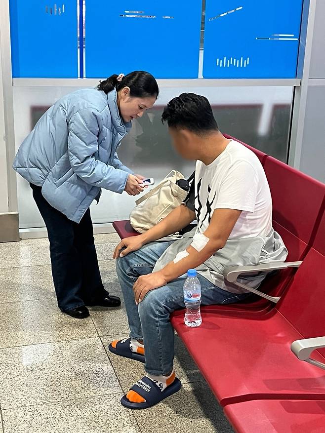 캄보디아 부동산 사기조직의 부총책 A씨(오른쪽)가 캄보디아 프놈펜에서 검거된 뒤 경찰병원 의료진으로부터 건강 상태를 점검받고 있다. [경찰청 제공]