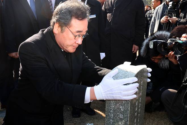 이낙연 전 더불어민주당 대표가 7일 오전 광주 북구 국립 5·18 민주묘지에서 참배하고 있다. [연합]