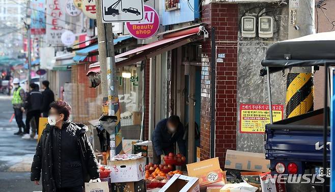 [서울=뉴시스] 서울 한 전통시장에서 시민들이 장을 보고 있다. (사진=뉴시스DB) photo@newsis.com