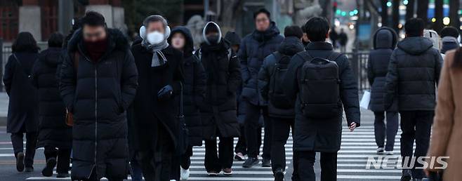 [서울=뉴시스] 김선웅 기자 = 서울 아침 기온이 -10도를 밑돌며 한파주의보가 내려진 8일 서울 종로구 세종대로에서 두꺼운 옷차림을 한 시민들이 길을 걷고 있다. 2024.01.08. mangusta@newsis.com