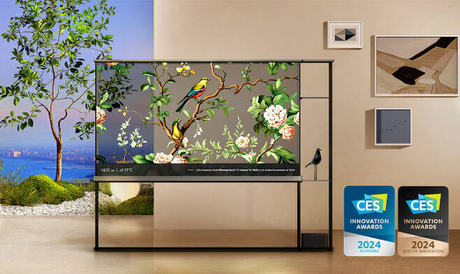 [서울=뉴시스]LG전자가 CES 2024에서 세계 최초의 무선 투명 올레드 TV를 공개한다.  'LG 시그니처 올레드 T'는 TV를 껐을 때 투명한 유리처럼 그 너머 공간을 보여줘 개방감이 뛰어날 뿐만 아니라 77형 4K 올레드 TV로서의 뛰어난 화질도 즐길 수 있다. (사진=LG전자 제공) photo@newsis.com *재판매 및 DB 금지