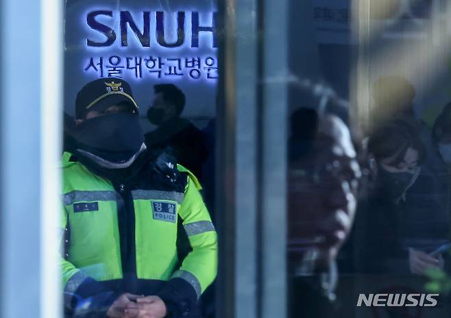 [서울=뉴시스] 김명년 기자 = 8일 오전 이재명 더불어민주당 대표가 입원중인 서울 종로구 서울대병원에서 경찰들이 근무를 하고 있다. 2024.01.08. kmn@newsis.com