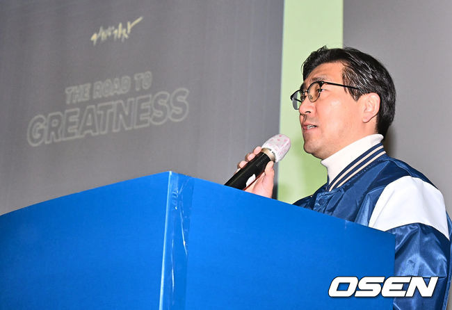 [OSEN=창원, 이석우 기자]NC 다이노스 이진만 대표가 2024년 캐치프레이즈 ‘THE ROAD TO GREATNESS’를 발표하고 있다. 2024.01.08 / foto0307@osen.co.kr