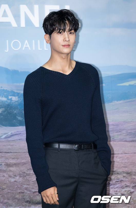 [OSEN=김성락 기자] 27일 서울 광진구 파이팩토리 스튜디오에서 한 하이 주얼리 브랜드의 포토월 행사가 열렸다. 배우 박형식이 취재진을 향해 포즈를 취하고 있다. 2023.07.27 /ksl0919@osen.co.kr