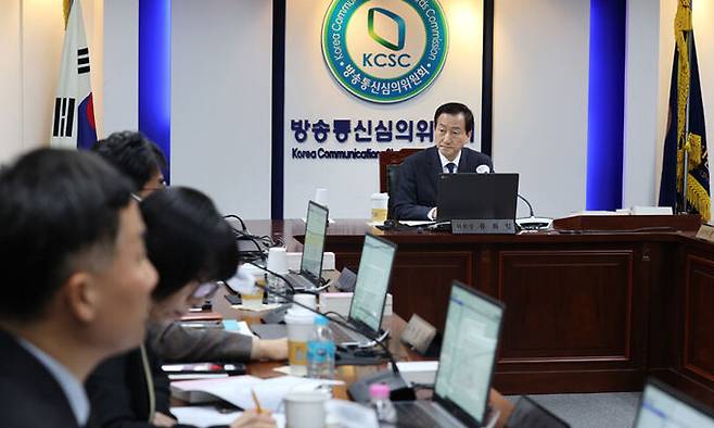 류희림 방송통신심의위원장이 8일 서울시 목동 한국방송회관에서 열린 2024년 제1차 전체 회의를 주재하고 있다. 연합뉴스