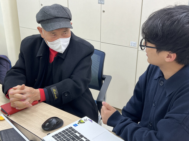 서울특별시 중구 치매안심센터에서 손종환 씨가 기자와 인터뷰하고 있다. / 신지민 기자