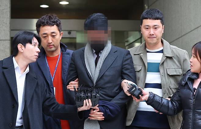 지난해 11월 이선균 관련 마약 제공 혐의를 받는 성형외과 의사가 영장 심사를 마친 후 법원을 나서고 있다. ⓒ연합뉴스