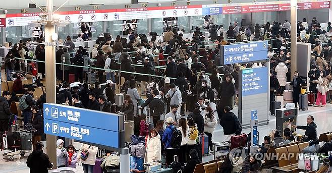 크리스마스 연휴, 여행객들로 북적이는 인천공항 (영종도=연합뉴스) 김인철 기자 = 크리스마스 연휴가 시작된 22일 오전 인천국제공항 1터미널 출국장이 여행객들로 북적이고 있다. 2023.12.22 yatoya@yna.co.kr