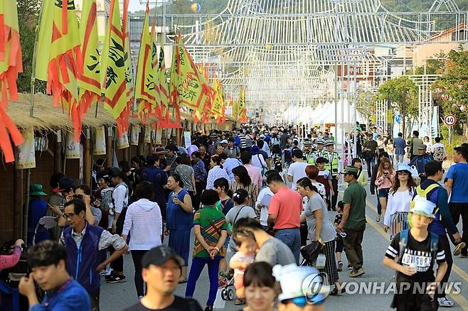 지난해 백제문화제 인파 [부여군 제공]