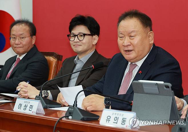 국힘 비대위 회의 참석한 이상민 (서울=연합뉴스) 한종찬 기자 = 국민의힘에 새로 입당한 이상민 의원이 8일 국회에서 열린 국민의힘 비상대책위원회 회의에서 발언하고 있다. 2024.1.8 saba@yna.co.kr